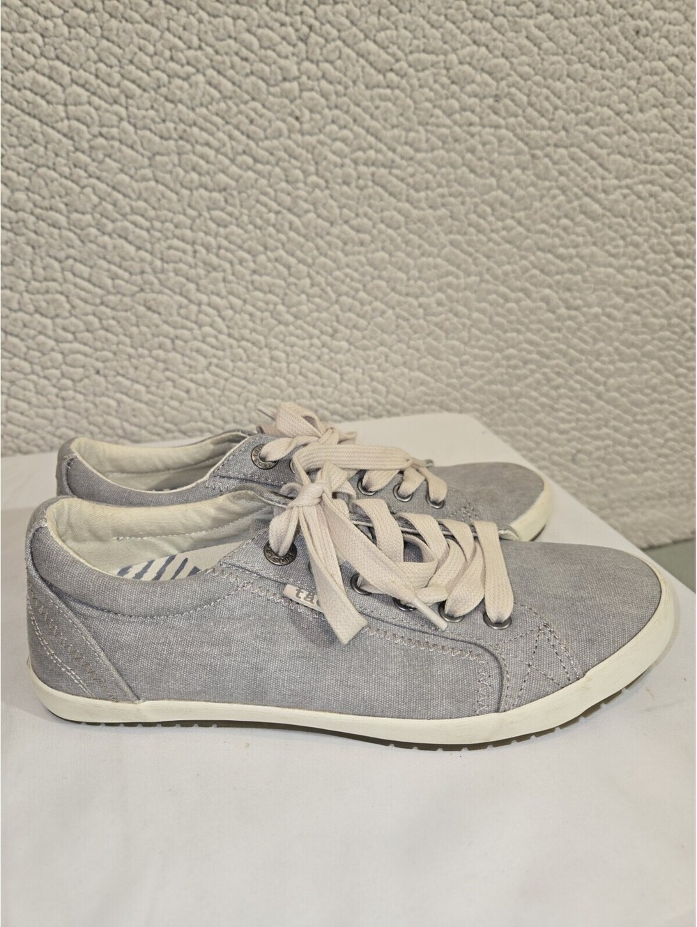 Taos Women’s Shoes Size 7 Gray Wash Canvas Star Sneakers